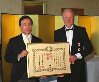 Paul Knight receiving the Japanese Ambassador's Award